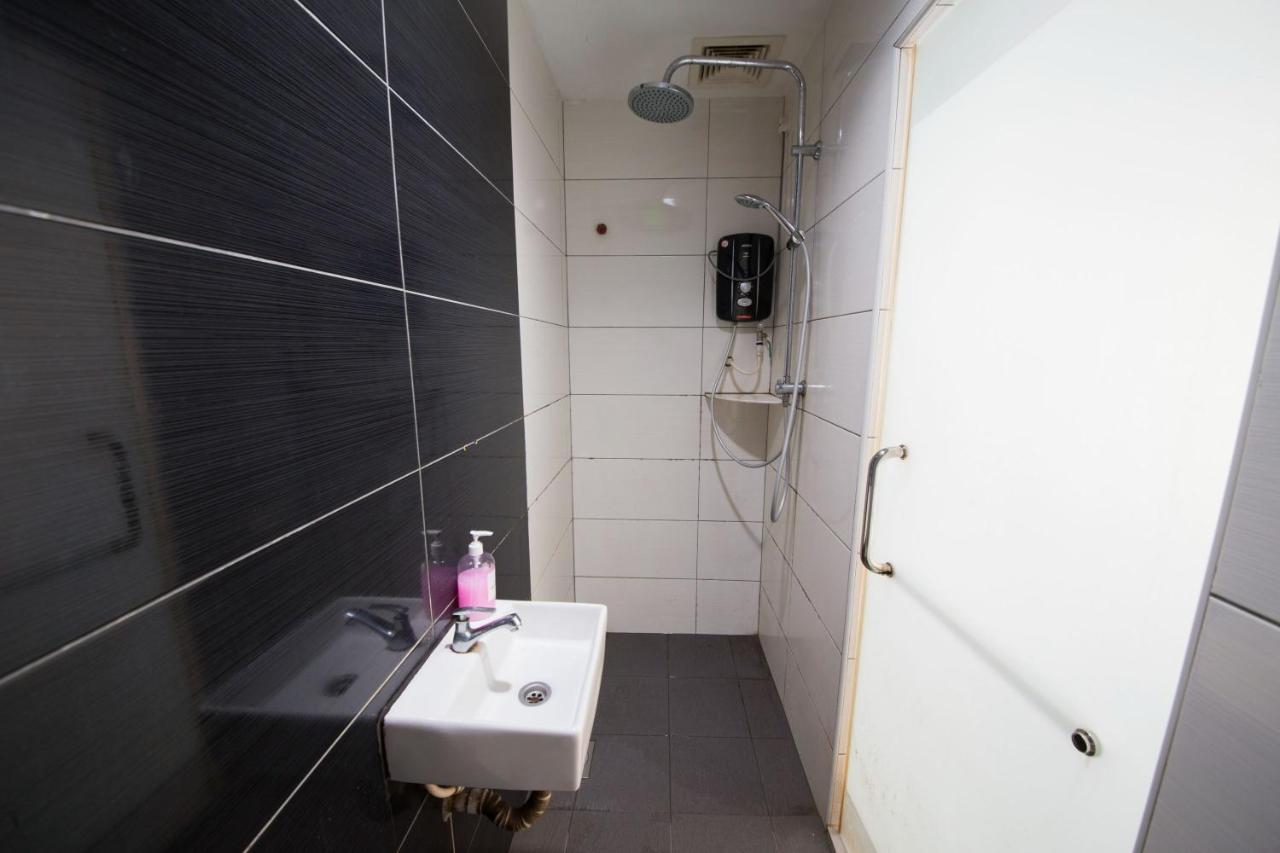 Golden Pearl Hotel Near Universiti Tun Hussein Onn Malaysia Uthm Бату Пахат Екстериор снимка