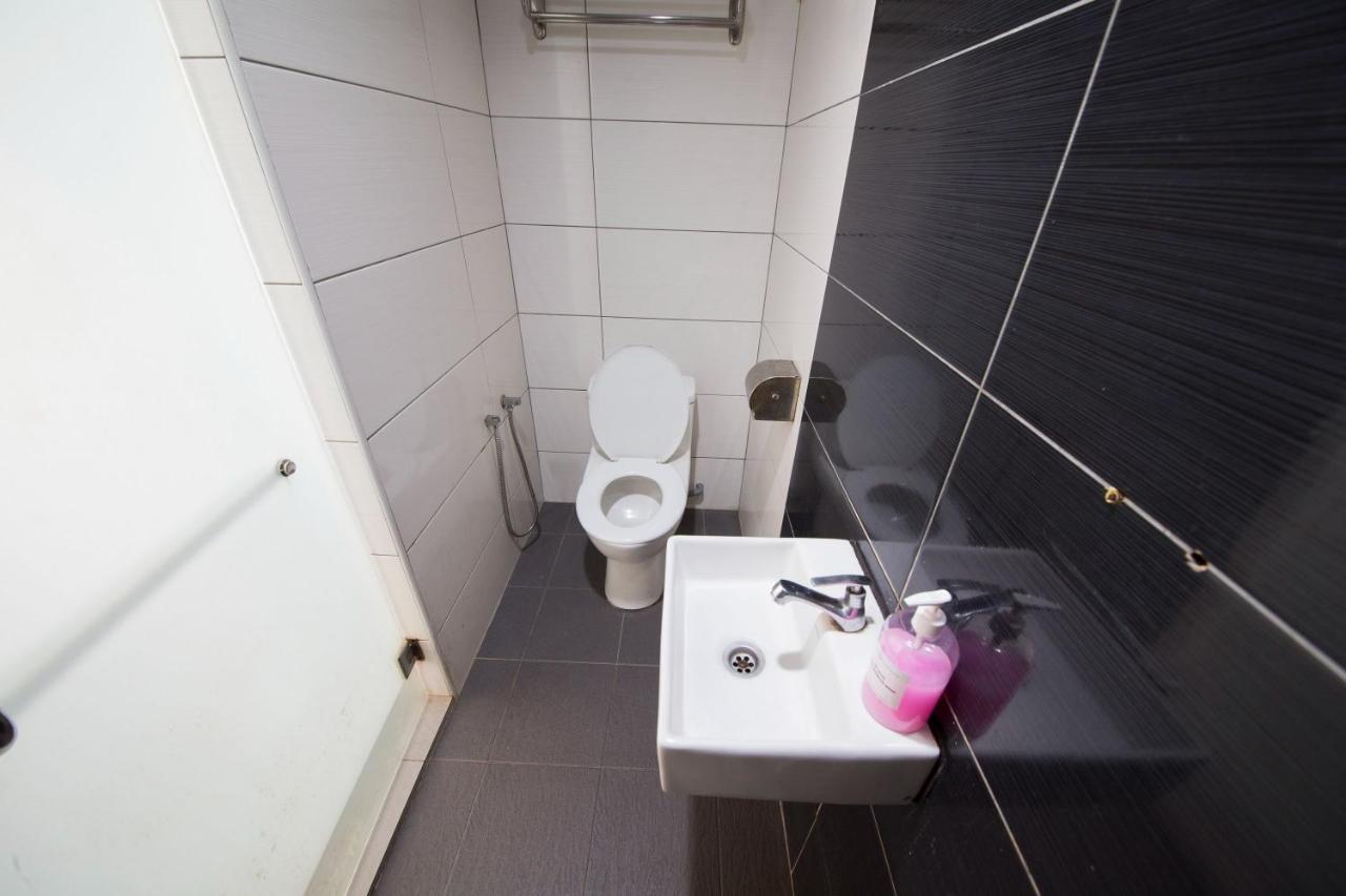 Golden Pearl Hotel Near Universiti Tun Hussein Onn Malaysia Uthm Бату Пахат Екстериор снимка